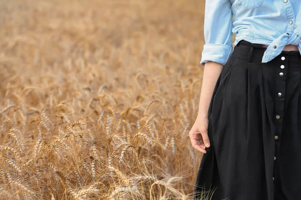 Jeune femme dans le champ de blé — Photo