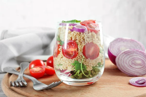 Verre de quinoa et légumes sur la table — Photo