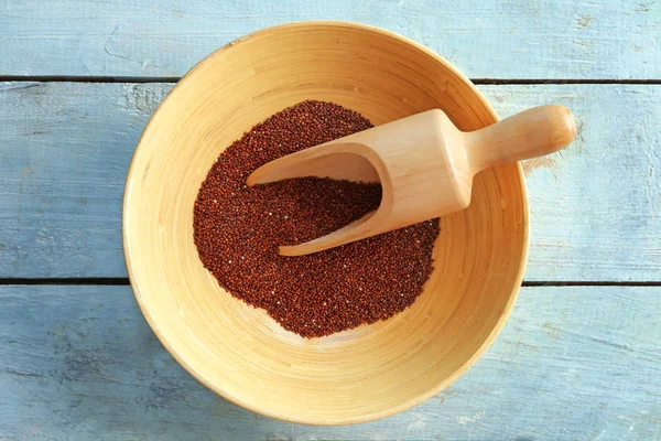 Kırmızı quinoa ve kaşık kase — Stok fotoğraf