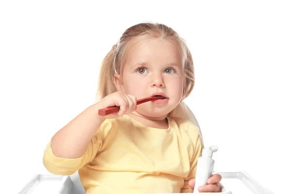 Menina Bonito Escovação Dentes Isolado Branco — Fotografia de Stock