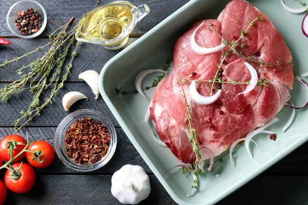 Baking dish with fresh raw steak on table — Stock Photo, Image