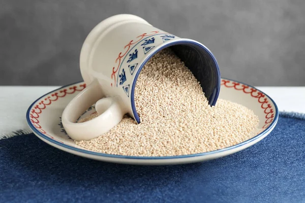 Copo com sementes de quinoa — Fotografia de Stock