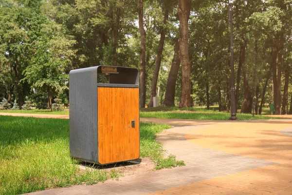 公園内の近代的なゴミ箱 — ストック写真