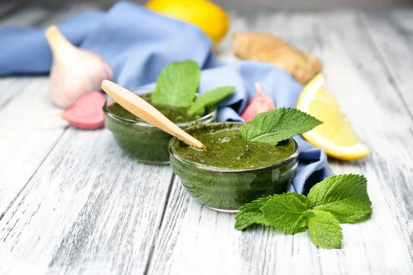 Kom met chutney mint saus op tafel — Stockfoto