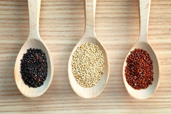 Quinoa preta, branca e vermelha em colheres — Fotografia de Stock