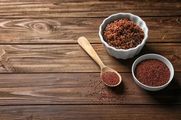 Skålar med rå och kokt quinoa korn — Stockfoto