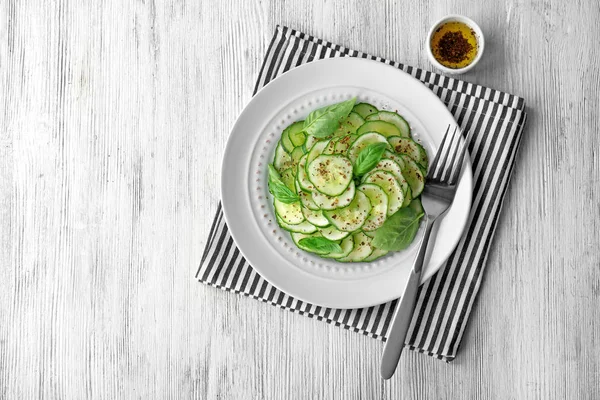 Salada de pepino em prato — Fotografia de Stock