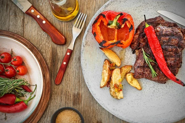 Heerlijke steak, geserveerd met groenten — Stockfoto