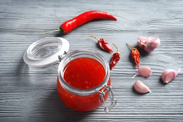 Słoik z sosem chili — Zdjęcie stockowe