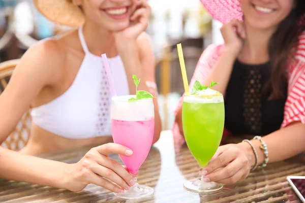 Jovens Mulheres Desfrutando Deliciosos Coquetéis Frescos Café Resort — Fotografia de Stock