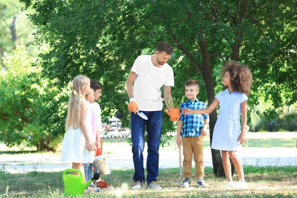 Grupp barn med lärare i park — Stockfoto