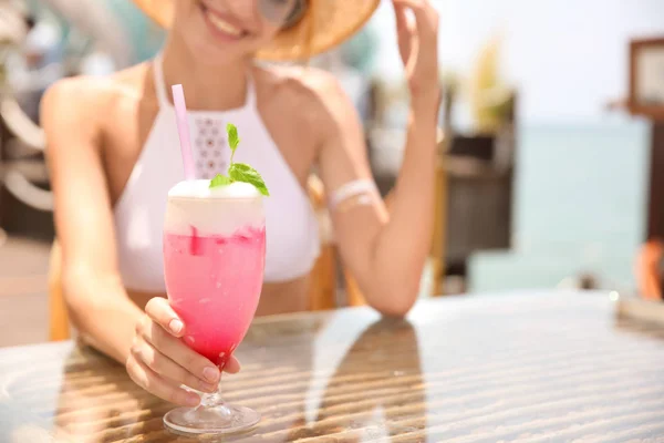 Jonge vrouw genieten van verse cocktail — Stockfoto