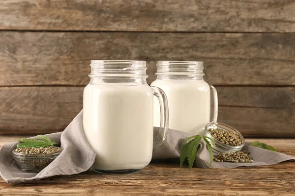 Mason sklenice s konopné mléko — Stock fotografie