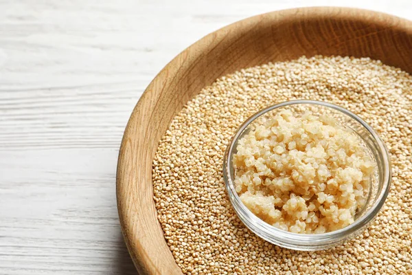 Miski z ziarna quinoa gotowane i surowe — Zdjęcie stockowe