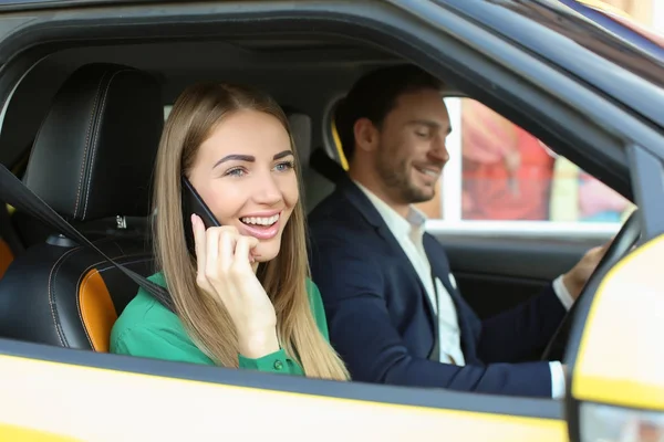 Krásná žena mluví o telefonu, zatímco sedí v taxíku — Stock fotografie