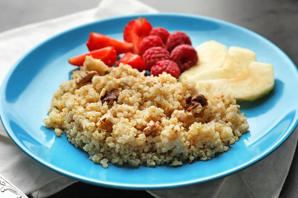 Placă cu quinoa gustoasă pe masă — Fotografie, imagine de stoc