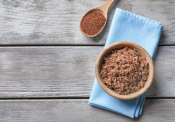 Tigela com grãos de quinoa fervidos — Fotografia de Stock