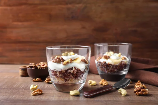 Leckere Quinoa mit Nüssen im Glas auf dem Tisch — Stockfoto