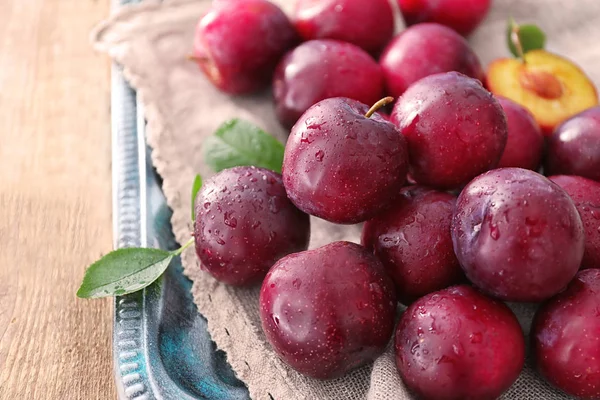 Fresh ripe plums — Stock Photo, Image