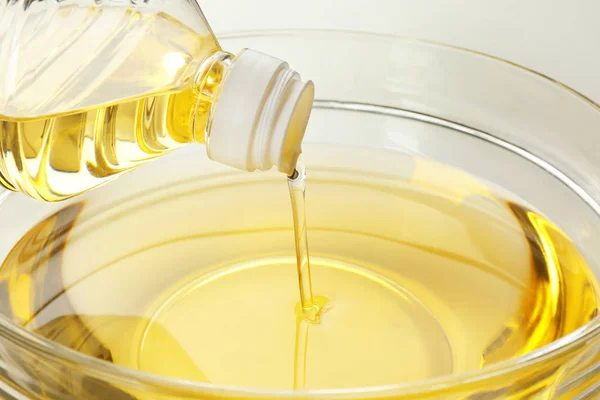 Pouring cooking oil — Stock Photo, Image