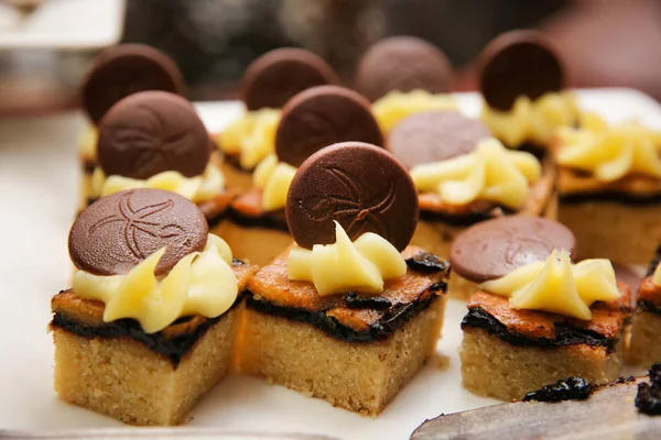 Primer plano de deliciosos pasteles en el plato — Foto de Stock