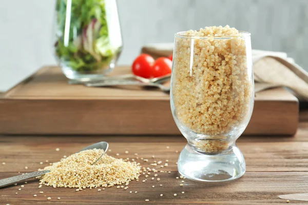 Szklanka quinoa na drewnianym stole — Zdjęcie stockowe