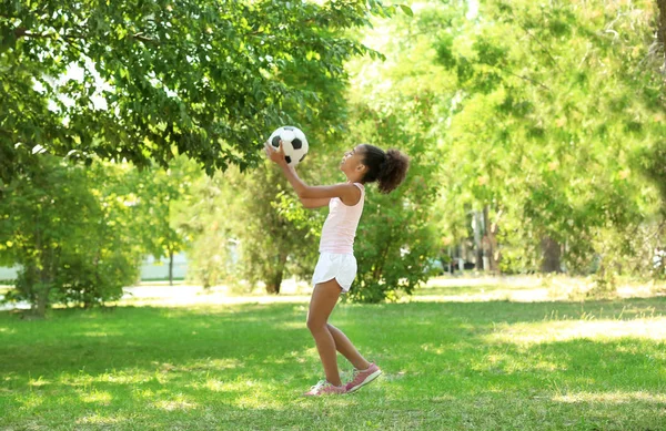 公園でボールで遊ぶかわいいアフリカ系アメリカ人の女の子 — ストック写真