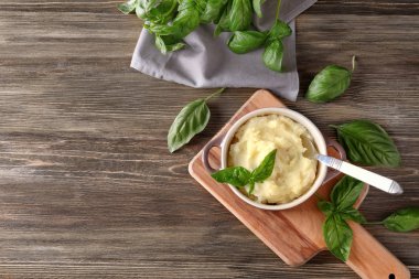 Pot ve fesleğen ahşap masa üzerinde patates püresi ile kompozisyon