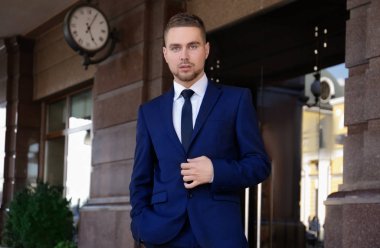 Takım Elbiseli Yakışıklı Adam  