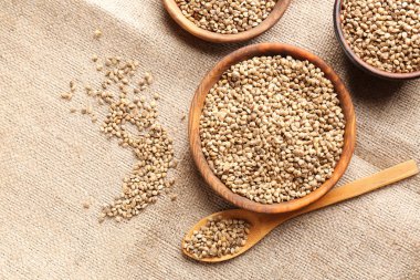 Kase ve kenevir tohumlar üzerinde çul kaşıkla