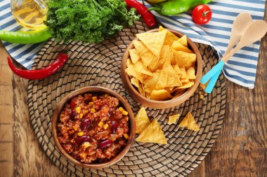 Chili con carne çiplerle hizmet 