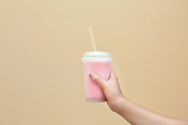 Lezzetli güler yüzlü plastik bardak tutan kadın