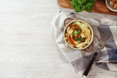 Masada tencerede patates püresi ile kompozisyon