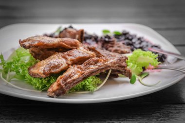 Lezzetli kaburga sos ve salata ile servis 