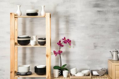 Modern mutfak iç ahşap saklama standı ve seramik dishware ile