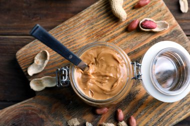 Cam Kavanoz fıstık ezmesi mutfak masasında