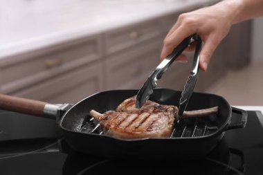 İki kaburga kızartma kadın 