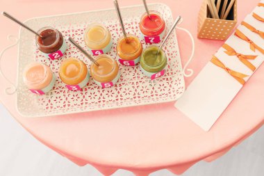 Kavanoz farklı püresi ile