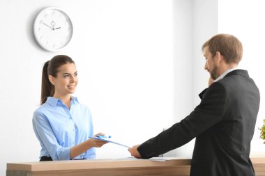 Genç kadın resepsiyonist meeting istemci Office