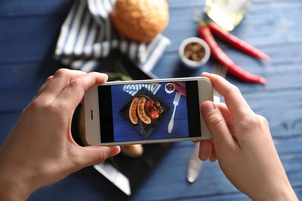 Femmina blogger scattare foto di cibo con smartphone al chiuso — Foto Stock