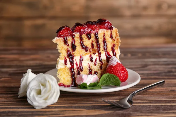 Cake geserveerd met aardbeien en siroop — Stockfoto