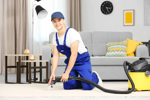 Man met behulp van stoom damp schoner in woonkamer — Stockfoto