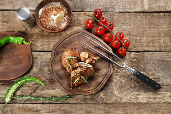 Tavola di legno con carne saporita — Foto Stock