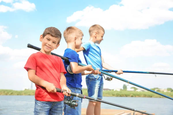 かわいい子供たちの夏の日の釣り — ストック写真
