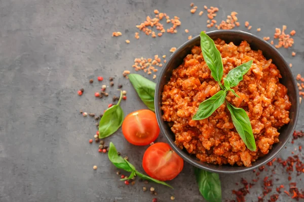 Мясной соус, свежие помидоры и листья базилика — стоковое фото