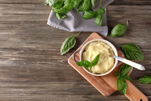Pot ve fesleğen ahşap masa üzerinde patates püresi ile kompozisyon