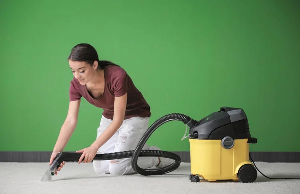 Frau benutzt Dampfdampfreiniger — Stockfoto