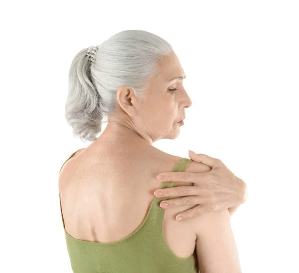 Mujer anciana que sufre de dolor en el hombro sobre fondo blanco — Foto de Stock