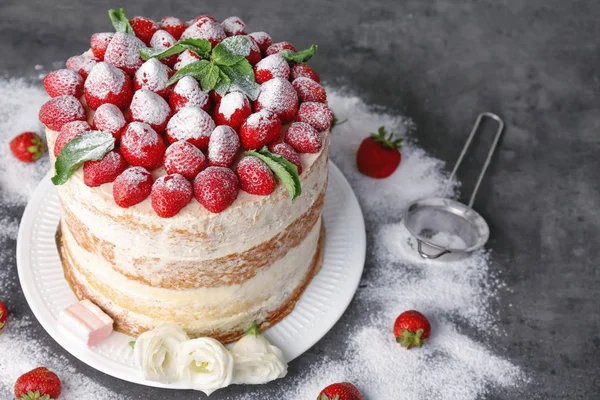 Gâteau décoré de fraises — Photo
