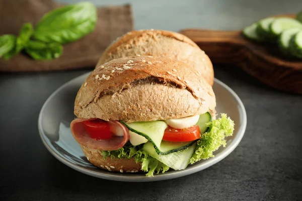 Lezzetli sandviç taze salatalık ile 